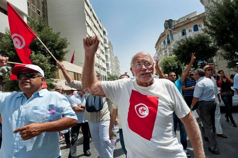 21 juillet 2011 : marche citoyenne organisée par les partis démocrates tunisiens à Tunis. face aux tentatives de semer le chaos dans le pays et de renverser les institutions nées d'un consensus national, les partis signataires ont appelés les citoyens à une marche nationale ce jeudi. Cette marche est organisée par les partis libéraux suivants : PDP, Ettajdid, Afek Tounes, Al Wifek Jomhouri, PSG, la Voie du Centre, Mouvement de la citoyenneté et de la justice. la manif se déroule avec en tête les principaux leaders des partis politiques pour la première fois en semble dans une manifestation.