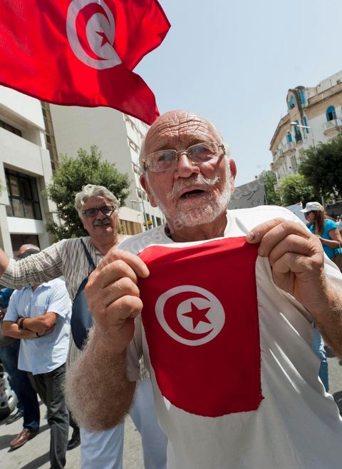 21 juillet 2011 : marche citoyenne organisée par les partis démocrates tunisiens à Tunis. face aux tentatives de semer le chaos dans le pays et de renverser les institutions nées d'un consensus national, les partis signataires ont appelés les citoyens à une marche nationale ce jeudi. Cette marche est organisée par les partis libéraux suivants : PDP, Ettajdid, Afek Tounes, Al Wifek Jomhouri, PSG, la Voie du Centre, Mouvement de la citoyenneté et de la justice. la manif se déroule avec en tête les principaux leaders des partis politiques pour la première fois en semble dans une manifestation.