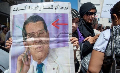 10 août 2011 : Quelque trois cents personnes ont de nouveau manifesté ce matin dans le centre de Tunis pour "une justice indépendance" et une rupture avec l'ancien régime de Ben Ali: "Le peuple veut une justice indépendante", "Ni liberté, ni impunité pour les criminels", ont scandé les manifestants tapant dans leurs mains sur les marches du Théâtre, au coeur de la capitale tunisienne.  Certains manifestaient sous la bannière de partis politiques, d'autres en tant qu'indépendants ou syndicalistes se tenaient en retrait sur le terre-plein de l'Avenue centrale Habib Bourguiba, contenus par de nombreux effectifs de la police. "Nous sommes d'accord sur les revendications: justice indépendante, non à l'impunité, information libre et purge des résidus de l'ancien régime", a déclaré un enseignant syndicaliste dans le camp des indépendants : "Nous voulons couper les ponts avec le régime de Ben Ali", affirmant que les protestations se poursuivront jusqu'au départ des symboles du système déchu encore en place". Sur des panneaux, les manifestants ont dénoncé la fuite d'une figure emblématique de la propagande sous Ben Ali, Saida Agrebi, qui était sous le coup d'une plainte en justice, et le retour sur la scène de certains membres du Rassemblement constitutionnel démocratique, parti de Ben Ali dissous après la chute de son régime le 14 janvier. "Nous avons le devoir de ne pas laisser confisquer la révolution, d'être fidèle aux martyrs", a scandé un responsable politique.