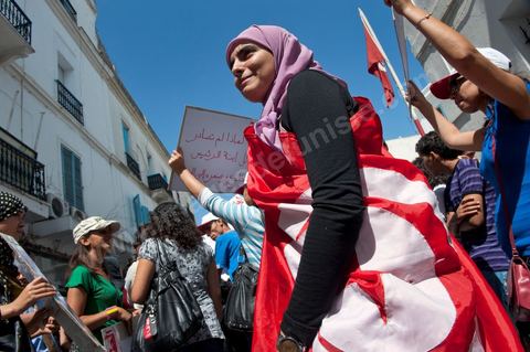 10 août 2011 : Quelque trois cents personnes ont de nouveau manifesté ce matin dans le centre de Tunis pour "une justice indépendance" et une rupture avec l'ancien régime de Ben Ali: "Le peuple veut une justice indépendante", "Ni liberté, ni impunité pour les criminels", ont scandé les manifestants tapant dans leurs mains sur les marches du Théâtre, au coeur de la capitale tunisienne.  Certains manifestaient sous la bannière de partis politiques, d'autres en tant qu'indépendants ou syndicalistes se tenaient en retrait sur le terre-plein de l'Avenue centrale Habib Bourguiba, contenus par de nombreux effectifs de la police. "Nous sommes d'accord sur les revendications: justice indépendante, non à l'impunité, information libre et purge des résidus de l'ancien régime", a déclaré un enseignant syndicaliste dans le camp des indépendants : "Nous voulons couper les ponts avec le régime de Ben Ali", affirmant que les protestations se poursuivront jusqu'au départ des symboles du système déchu encore en place". Sur des panneaux, les manifestants ont dénoncé la fuite d'une figure emblématique de la propagande sous Ben Ali, Saida Agrebi, qui était sous le coup d'une plainte en justice, et le retour sur la scène de certains membres du Rassemblement constitutionnel démocratique, parti de Ben Ali dissous après la chute de son régime le 14 janvier. "Nous avons le devoir de ne pas laisser confisquer la révolution, d'être fidèle aux martyrs", a scandé un responsable politique.