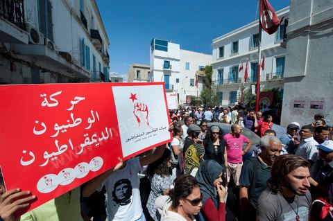 10 août 2011 : Quelque trois cents personnes ont de nouveau manifesté ce matin dans le centre de Tunis pour "une justice indépendance" et une rupture avec l'ancien régime de Ben Ali: "Le peuple veut une justice indépendante", "Ni liberté, ni impunité pour les criminels", ont scandé les manifestants tapant dans leurs mains sur les marches du Théâtre, au coeur de la capitale tunisienne.  Certains manifestaient sous la bannière de partis politiques, d'autres en tant qu'indépendants ou syndicalistes se tenaient en retrait sur le terre-plein de l'Avenue centrale Habib Bourguiba, contenus par de nombreux effectifs de la police. "Nous sommes d'accord sur les revendications: justice indépendante, non à l'impunité, information libre et purge des résidus de l'ancien régime", a déclaré un enseignant syndicaliste dans le camp des indépendants : "Nous voulons couper les ponts avec le régime de Ben Ali", affirmant que les protestations se poursuivront jusqu'au départ des symboles du système déchu encore en place". Sur des panneaux, les manifestants ont dénoncé la fuite d'une figure emblématique de la propagande sous Ben Ali, Saida Agrebi, qui était sous le coup d'une plainte en justice, et le retour sur la scène de certains membres du Rassemblement constitutionnel démocratique, parti de Ben Ali dissous après la chute de son régime le 14 janvier. "Nous avons le devoir de ne pas laisser confisquer la révolution, d'être fidèle aux martyrs", a scandé un responsable politique.
