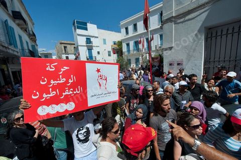 10 août 2011 : Quelque trois cents personnes ont de nouveau manifesté ce matin dans le centre de Tunis pour "une justice indépendance" et une rupture avec l'ancien régime de Ben Ali: "Le peuple veut une justice indépendante", "Ni liberté, ni impunité pour les criminels", ont scandé les manifestants tapant dans leurs mains sur les marches du Théâtre, au coeur de la capitale tunisienne.  Certains manifestaient sous la bannière de partis politiques, d'autres en tant qu'indépendants ou syndicalistes se tenaient en retrait sur le terre-plein de l'Avenue centrale Habib Bourguiba, contenus par de nombreux effectifs de la police. "Nous sommes d'accord sur les revendications: justice indépendante, non à l'impunité, information libre et purge des résidus de l'ancien régime", a déclaré un enseignant syndicaliste dans le camp des indépendants : "Nous voulons couper les ponts avec le régime de Ben Ali", affirmant que les protestations se poursuivront jusqu'au départ des symboles du système déchu encore en place". Sur des panneaux, les manifestants ont dénoncé la fuite d'une figure emblématique de la propagande sous Ben Ali, Saida Agrebi, qui était sous le coup d'une plainte en justice, et le retour sur la scène de certains membres du Rassemblement constitutionnel démocratique, parti de Ben Ali dissous après la chute de son régime le 14 janvier. "Nous avons le devoir de ne pas laisser confisquer la révolution, d'être fidèle aux martyrs", a scandé un responsable politique.