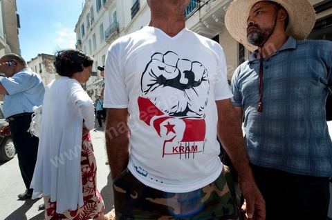 10 août 2011 : Quelque trois cents personnes ont de nouveau manifesté ce matin dans le centre de Tunis pour "une justice indépendance" et une rupture avec l'ancien régime de Ben Ali: "Le peuple veut une justice indépendante", "Ni liberté, ni impunité pour les criminels", ont scandé les manifestants tapant dans leurs mains sur les marches du Théâtre, au coeur de la capitale tunisienne.  Certains manifestaient sous la bannière de partis politiques, d'autres en tant qu'indépendants ou syndicalistes se tenaient en retrait sur le terre-plein de l'Avenue centrale Habib Bourguiba, contenus par de nombreux effectifs de la police. "Nous sommes d'accord sur les revendications: justice indépendante, non à l'impunité, information libre et purge des résidus de l'ancien régime", a déclaré un enseignant syndicaliste dans le camp des indépendants : "Nous voulons couper les ponts avec le régime de Ben Ali", affirmant que les protestations se poursuivront jusqu'au départ des symboles du système déchu encore en place". Sur des panneaux, les manifestants ont dénoncé la fuite d'une figure emblématique de la propagande sous Ben Ali, Saida Agrebi, qui était sous le coup d'une plainte en justice, et le retour sur la scène de certains membres du Rassemblement constitutionnel démocratique, parti de Ben Ali dissous après la chute de son régime le 14 janvier. "Nous avons le devoir de ne pas laisser confisquer la révolution, d'être fidèle aux martyrs", a scandé un responsable politique.