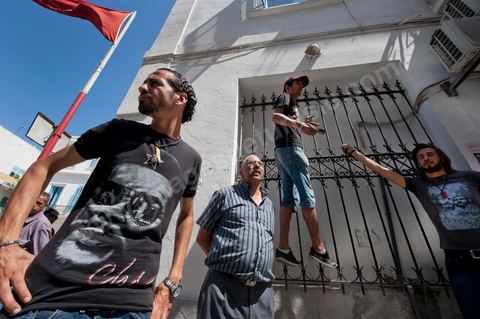 10 août 2011 : Quelque trois cents personnes ont de nouveau manifesté ce matin dans le centre de Tunis pour "une justice indépendance" et une rupture avec l'ancien régime de Ben Ali: "Le peuple veut une justice indépendante", "Ni liberté, ni impunité pour les criminels", ont scandé les manifestants tapant dans leurs mains sur les marches du Théâtre, au coeur de la capitale tunisienne.  Certains manifestaient sous la bannière de partis politiques, d'autres en tant qu'indépendants ou syndicalistes se tenaient en retrait sur le terre-plein de l'Avenue centrale Habib Bourguiba, contenus par de nombreux effectifs de la police. "Nous sommes d'accord sur les revendications: justice indépendante, non à l'impunité, information libre et purge des résidus de l'ancien régime", a déclaré un enseignant syndicaliste dans le camp des indépendants : "Nous voulons couper les ponts avec le régime de Ben Ali", affirmant que les protestations se poursuivront jusqu'au départ des symboles du système déchu encore en place". Sur des panneaux, les manifestants ont dénoncé la fuite d'une figure emblématique de la propagande sous Ben Ali, Saida Agrebi, qui était sous le coup d'une plainte en justice, et le retour sur la scène de certains membres du Rassemblement constitutionnel démocratique, parti de Ben Ali dissous après la chute de son régime le 14 janvier. "Nous avons le devoir de ne pas laisser confisquer la révolution, d'être fidèle aux martyrs", a scandé un responsable politique.