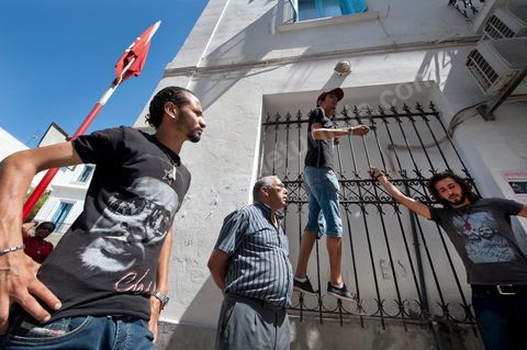 10 août 2011 : Quelque trois cents personnes ont de nouveau manifesté ce matin dans le centre de Tunis pour "une justice indépendance" et une rupture avec l'ancien régime de Ben Ali: "Le peuple veut une justice indépendante", "Ni liberté, ni impunité pour les criminels", ont scandé les manifestants tapant dans leurs mains sur les marches du Théâtre, au coeur de la capitale tunisienne.  Certains manifestaient sous la bannière de partis politiques, d'autres en tant qu'indépendants ou syndicalistes se tenaient en retrait sur le terre-plein de l'Avenue centrale Habib Bourguiba, contenus par de nombreux effectifs de la police. "Nous sommes d'accord sur les revendications: justice indépendante, non à l'impunité, information libre et purge des résidus de l'ancien régime", a déclaré un enseignant syndicaliste dans le camp des indépendants : "Nous voulons couper les ponts avec le régime de Ben Ali", affirmant que les protestations se poursuivront jusqu'au départ des symboles du système déchu encore en place". Sur des panneaux, les manifestants ont dénoncé la fuite d'une figure emblématique de la propagande sous Ben Ali, Saida Agrebi, qui était sous le coup d'une plainte en justice, et le retour sur la scène de certains membres du Rassemblement constitutionnel démocratique, parti de Ben Ali dissous après la chute de son régime le 14 janvier. "Nous avons le devoir de ne pas laisser confisquer la révolution, d'être fidèle aux martyrs", a scandé un responsable politique.