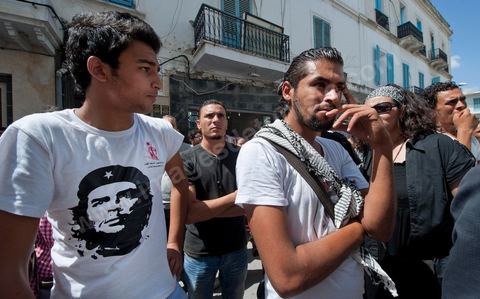 10 août 2011 : Quelque trois cents personnes ont de nouveau manifesté ce matin dans le centre de Tunis pour "une justice indépendance" et une rupture avec l'ancien régime de Ben Ali: "Le peuple veut une justice indépendante", "Ni liberté, ni impunité pour les criminels", ont scandé les manifestants tapant dans leurs mains sur les marches du Théâtre, au coeur de la capitale tunisienne.  Certains manifestaient sous la bannière de partis politiques, d'autres en tant qu'indépendants ou syndicalistes se tenaient en retrait sur le terre-plein de l'Avenue centrale Habib Bourguiba, contenus par de nombreux effectifs de la police. "Nous sommes d'accord sur les revendications: justice indépendante, non à l'impunité, information libre et purge des résidus de l'ancien régime", a déclaré un enseignant syndicaliste dans le camp des indépendants : "Nous voulons couper les ponts avec le régime de Ben Ali", affirmant que les protestations se poursuivront jusqu'au départ des symboles du système déchu encore en place". Sur des panneaux, les manifestants ont dénoncé la fuite d'une figure emblématique de la propagande sous Ben Ali, Saida Agrebi, qui était sous le coup d'une plainte en justice, et le retour sur la scène de certains membres du Rassemblement constitutionnel démocratique, parti de Ben Ali dissous après la chute de son régime le 14 janvier. "Nous avons le devoir de ne pas laisser confisquer la révolution, d'être fidèle aux martyrs", a scandé un responsable politique.