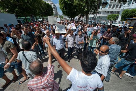 10 août 2011 : Quelque trois cents personnes ont de nouveau manifesté ce matin dans le centre de Tunis pour "une justice indépendance" et une rupture avec l'ancien régime de Ben Ali: "Le peuple veut une justice indépendante", "Ni liberté, ni impunité pour les criminels", ont scandé les manifestants tapant dans leurs mains sur les marches du Théâtre, au coeur de la capitale tunisienne.  Certains manifestaient sous la bannière de partis politiques, d'autres en tant qu'indépendants ou syndicalistes se tenaient en retrait sur le terre-plein de l'Avenue centrale Habib Bourguiba, contenus par de nombreux effectifs de la police. "Nous sommes d'accord sur les revendications: justice indépendante, non à l'impunité, information libre et purge des résidus de l'ancien régime", a déclaré un enseignant syndicaliste dans le camp des indépendants : "Nous voulons couper les ponts avec le régime de Ben Ali", affirmant que les protestations se poursuivront jusqu'au départ des symboles du système déchu encore en place". Sur des panneaux, les manifestants ont dénoncé la fuite d'une figure emblématique de la propagande sous Ben Ali, Saida Agrebi, qui était sous le coup d'une plainte en justice, et le retour sur la scène de certains membres du Rassemblement constitutionnel démocratique, parti de Ben Ali dissous après la chute de son régime le 14 janvier. "Nous avons le devoir de ne pas laisser confisquer la révolution, d'être fidèle aux martyrs", a scandé un responsable politique.