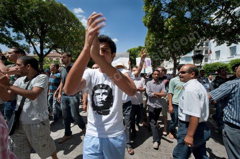 10 août 2011 : Quelque trois cents personnes ont de nouveau manifesté ce matin dans le centre de Tunis pour "une justice indépendance" et une rupture avec l'ancien régime de Ben Ali: "Le peuple veut une justice indépendante", "Ni liberté, ni impunité pour les criminels", ont scandé les manifestants tapant dans leurs mains sur les marches du Théâtre, au coeur de la capitale tunisienne.  Certains manifestaient sous la bannière de partis politiques, d'autres en tant qu'indépendants ou syndicalistes se tenaient en retrait sur le terre-plein de l'Avenue centrale Habib Bourguiba, contenus par de nombreux effectifs de la police. "Nous sommes d'accord sur les revendications: justice indépendante, non à l'impunité, information libre et purge des résidus de l'ancien régime", a déclaré un enseignant syndicaliste dans le camp des indépendants : "Nous voulons couper les ponts avec le régime de Ben Ali", affirmant que les protestations se poursuivront jusqu'au départ des symboles du système déchu encore en place". Sur des panneaux, les manifestants ont dénoncé la fuite d'une figure emblématique de la propagande sous Ben Ali, Saida Agrebi, qui était sous le coup d'une plainte en justice, et le retour sur la scène de certains membres du Rassemblement constitutionnel démocratique, parti de Ben Ali dissous après la chute de son régime le 14 janvier. "Nous avons le devoir de ne pas laisser confisquer la révolution, d'être fidèle aux martyrs", a scandé un responsable politique.