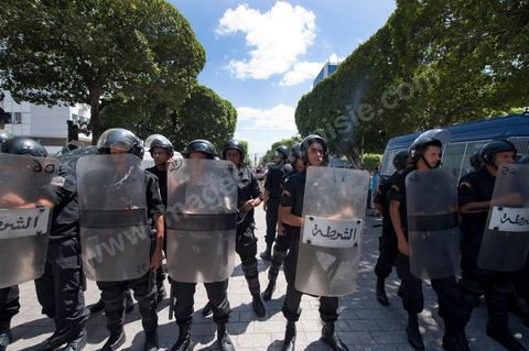 10 août 2011 : Quelque trois cents personnes ont de nouveau manifesté ce matin dans le centre de Tunis pour "une justice indépendance" et une rupture avec l'ancien régime de Ben Ali: "Le peuple veut une justice indépendante", "Ni liberté, ni impunité pour les criminels", ont scandé les manifestants tapant dans leurs mains sur les marches du Théâtre, au coeur de la capitale tunisienne.  Certains manifestaient sous la bannière de partis politiques, d'autres en tant qu'indépendants ou syndicalistes se tenaient en retrait sur le terre-plein de l'Avenue centrale Habib Bourguiba, contenus par de nombreux effectifs de la police. "Nous sommes d'accord sur les revendications: justice indépendante, non à l'impunité, information libre et purge des résidus de l'ancien régime", a déclaré un enseignant syndicaliste dans le camp des indépendants : "Nous voulons couper les ponts avec le régime de Ben Ali", affirmant que les protestations se poursuivront jusqu'au départ des symboles du système déchu encore en place". Sur des panneaux, les manifestants ont dénoncé la fuite d'une figure emblématique de la propagande sous Ben Ali, Saida Agrebi, qui était sous le coup d'une plainte en justice, et le retour sur la scène de certains membres du Rassemblement constitutionnel démocratique, parti de Ben Ali dissous après la chute de son régime le 14 janvier. "Nous avons le devoir de ne pas laisser confisquer la révolution, d'être fidèle aux martyrs", a scandé un responsable politique.