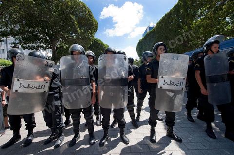 10 août 2011 : Quelque trois cents personnes ont de nouveau manifesté ce matin dans le centre de Tunis pour "une justice indépendance" et une rupture avec l'ancien régime de Ben Ali: "Le peuple veut une justice indépendante", "Ni liberté, ni impunité pour les criminels", ont scandé les manifestants tapant dans leurs mains sur les marches du Théâtre, au coeur de la capitale tunisienne.  Certains manifestaient sous la bannière de partis politiques, d'autres en tant qu'indépendants ou syndicalistes se tenaient en retrait sur le terre-plein de l'Avenue centrale Habib Bourguiba, contenus par de nombreux effectifs de la police. "Nous sommes d'accord sur les revendications: justice indépendante, non à l'impunité, information libre et purge des résidus de l'ancien régime", a déclaré un enseignant syndicaliste dans le camp des indépendants : "Nous voulons couper les ponts avec le régime de Ben Ali", affirmant que les protestations se poursuivront jusqu'au départ des symboles du système déchu encore en place". Sur des panneaux, les manifestants ont dénoncé la fuite d'une figure emblématique de la propagande sous Ben Ali, Saida Agrebi, qui était sous le coup d'une plainte en justice, et le retour sur la scène de certains membres du Rassemblement constitutionnel démocratique, parti de Ben Ali dissous après la chute de son régime le 14 janvier. "Nous avons le devoir de ne pas laisser confisquer la révolution, d'être fidèle aux martyrs", a scandé un responsable politique.