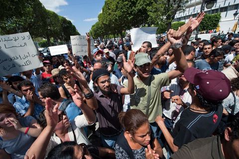 10 août 2011 : Quelque trois cents personnes ont de nouveau manifesté ce matin dans le centre de Tunis pour "une justice indépendance" et une rupture avec l'ancien régime de Ben Ali: "Le peuple veut une justice indépendante", "Ni liberté, ni impunité pour les criminels", ont scandé les manifestants tapant dans leurs mains sur les marches du Théâtre, au coeur de la capitale tunisienne.  Certains manifestaient sous la bannière de partis politiques, d'autres en tant qu'indépendants ou syndicalistes se tenaient en retrait sur le terre-plein de l'Avenue centrale Habib Bourguiba, contenus par de nombreux effectifs de la police. "Nous sommes d'accord sur les revendications: justice indépendante, non à l'impunité, information libre et purge des résidus de l'ancien régime", a déclaré un enseignant syndicaliste dans le camp des indépendants : "Nous voulons couper les ponts avec le régime de Ben Ali", affirmant que les protestations se poursuivront jusqu'au départ des symboles du système déchu encore en place". Sur des panneaux, les manifestants ont dénoncé la fuite d'une figure emblématique de la propagande sous Ben Ali, Saida Agrebi, qui était sous le coup d'une plainte en justice, et le retour sur la scène de certains membres du Rassemblement constitutionnel démocratique, parti de Ben Ali dissous après la chute de son régime le 14 janvier. "Nous avons le devoir de ne pas laisser confisquer la révolution, d'être fidèle aux martyrs", a scandé un responsable politique.
