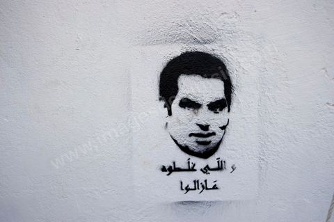 10 août 2011 : Quelque trois cents personnes ont de nouveau manifesté ce matin dans le centre de Tunis pour "une justice indépendance" et une rupture avec l'ancien régime de Ben Ali: "Le peuple veut une justice indépendante", "Ni liberté, ni impunité pour les criminels", ont scandé les manifestants tapant dans leurs mains sur les marches du Théâtre, au coeur de la capitale tunisienne.  Certains manifestaient sous la bannière de partis politiques, d'autres en tant qu'indépendants ou syndicalistes se tenaient en retrait sur le terre-plein de l'Avenue centrale Habib Bourguiba, contenus par de nombreux effectifs de la police. "Nous sommes d'accord sur les revendications: justice indépendante, non à l'impunité, information libre et purge des résidus de l'ancien régime", a déclaré un enseignant syndicaliste dans le camp des indépendants : "Nous voulons couper les ponts avec le régime de Ben Ali", affirmant que les protestations se poursuivront jusqu'au départ des symboles du système déchu encore en place". Sur des panneaux, les manifestants ont dénoncé la fuite d'une figure emblématique de la propagande sous Ben Ali, Saida Agrebi, qui était sous le coup d'une plainte en justice, et le retour sur la scène de certains membres du Rassemblement constitutionnel démocratique, parti de Ben Ali dissous après la chute de son régime le 14 janvier. "Nous avons le devoir de ne pas laisser confisquer la révolution, d'être fidèle aux martyrs", a scandé un responsable politique.