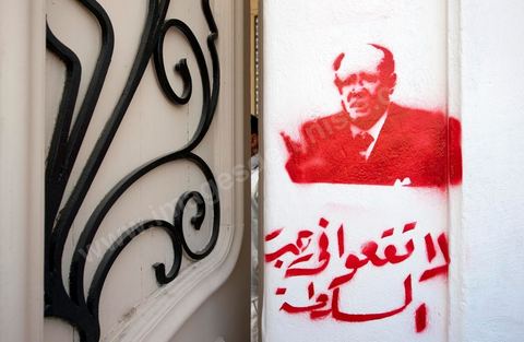 10 août 2011 : Quelque trois cents personnes ont de nouveau manifesté ce matin dans le centre de Tunis pour "une justice indépendance" et une rupture avec l'ancien régime de Ben Ali: "Le peuple veut une justice indépendante", "Ni liberté, ni impunité pour les criminels", ont scandé les manifestants tapant dans leurs mains sur les marches du Théâtre, au coeur de la capitale tunisienne.  Certains manifestaient sous la bannière de partis politiques, d'autres en tant qu'indépendants ou syndicalistes se tenaient en retrait sur le terre-plein de l'Avenue centrale Habib Bourguiba, contenus par de nombreux effectifs de la police. "Nous sommes d'accord sur les revendications: justice indépendante, non à l'impunité, information libre et purge des résidus de l'ancien régime", a déclaré un enseignant syndicaliste dans le camp des indépendants : "Nous voulons couper les ponts avec le régime de Ben Ali", affirmant que les protestations se poursuivront jusqu'au départ des symboles du système déchu encore en place". Sur des panneaux, les manifestants ont dénoncé la fuite d'une figure emblématique de la propagande sous Ben Ali, Saida Agrebi, qui était sous le coup d'une plainte en justice, et le retour sur la scène de certains membres du Rassemblement constitutionnel démocratique, parti de Ben Ali dissous après la chute de son régime le 14 janvier. "Nous avons le devoir de ne pas laisser confisquer la révolution, d'être fidèle aux martyrs", a scandé un responsable politique.