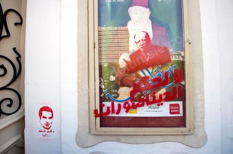 10 août 2011 : Quelque trois cents personnes ont de nouveau manifesté ce matin dans le centre de Tunis pour "une justice indépendance" et une rupture avec l'ancien régime de Ben Ali: "Le peuple veut une justice indépendante", "Ni liberté, ni impunité pour les criminels", ont scandé les manifestants tapant dans leurs mains sur les marches du Théâtre, au coeur de la capitale tunisienne.  Certains manifestaient sous la bannière de partis politiques, d'autres en tant qu'indépendants ou syndicalistes se tenaient en retrait sur le terre-plein de l'Avenue centrale Habib Bourguiba, contenus par de nombreux effectifs de la police. "Nous sommes d'accord sur les revendications: justice indépendante, non à l'impunité, information libre et purge des résidus de l'ancien régime", a déclaré un enseignant syndicaliste dans le camp des indépendants : "Nous voulons couper les ponts avec le régime de Ben Ali", affirmant que les protestations se poursuivront jusqu'au départ des symboles du système déchu encore en place". Sur des panneaux, les manifestants ont dénoncé la fuite d'une figure emblématique de la propagande sous Ben Ali, Saida Agrebi, qui était sous le coup d'une plainte en justice, et le retour sur la scène de certains membres du Rassemblement constitutionnel démocratique, parti de Ben Ali dissous après la chute de son régime le 14 janvier. "Nous avons le devoir de ne pas laisser confisquer la révolution, d'être fidèle aux martyrs", a scandé un responsable politique.