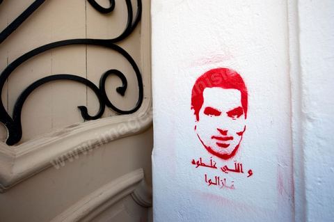 10 août 2011 : Quelque trois cents personnes ont de nouveau manifesté ce matin dans le centre de Tunis pour "une justice indépendance" et une rupture avec l'ancien régime de Ben Ali: "Le peuple veut une justice indépendante", "Ni liberté, ni impunité pour les criminels", ont scandé les manifestants tapant dans leurs mains sur les marches du Théâtre, au coeur de la capitale tunisienne.  Certains manifestaient sous la bannière de partis politiques, d'autres en tant qu'indépendants ou syndicalistes se tenaient en retrait sur le terre-plein de l'Avenue centrale Habib Bourguiba, contenus par de nombreux effectifs de la police. "Nous sommes d'accord sur les revendications: justice indépendante, non à l'impunité, information libre et purge des résidus de l'ancien régime", a déclaré un enseignant syndicaliste dans le camp des indépendants : "Nous voulons couper les ponts avec le régime de Ben Ali", affirmant que les protestations se poursuivront jusqu'au départ des symboles du système déchu encore en place". Sur des panneaux, les manifestants ont dénoncé la fuite d'une figure emblématique de la propagande sous Ben Ali, Saida Agrebi, qui était sous le coup d'une plainte en justice, et le retour sur la scène de certains membres du Rassemblement constitutionnel démocratique, parti de Ben Ali dissous après la chute de son régime le 14 janvier. "Nous avons le devoir de ne pas laisser confisquer la révolution, d'être fidèle aux martyrs", a scandé un responsable politique.