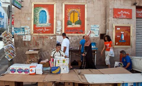 Depuis le 14 janvier 2011, les venderus ambulanst ont envahi les rues des villes de Tunisie devant aujourd'hui un véritable fléau urbain, pénalisant à la fois les petis commerçants et la vie quotidienne en centre ville. Ces installations anarchiques proposent des produits venant des réseaux parallèles ou de Chine. Les vendeurs justifient leurs activités par le taux de chomage très importants et par la liberté d'action offerte par la révolution et la mort par immolation de Mohamed Bouazizi, vendeur ambulant et déclencheur de la révolution tunisienne. Ici la porte de France, entrée de la medina historique de Tunis et haut lieu du toursime est envahi de vendeurs ambulants aux étales anarchiques et peu esthétiques.