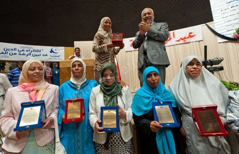 13 août 2011 : Rached Ghannouchi remet des décorations aux femmes militantes qui ont fait de la prison sous Ben Ali pour défendre la cause de l'islamisme politique à la Commération par le parti Ennahda de la Fête de la Femme et du Code du Statut personnel tunisien au Palais des Congrés de Tunis, avec discours de Farida Laabidi, militante, de Rached Ghannouchi, fondateur et chef du parti Ennahda, ainsi que Psycho-M, rappeur fortement engagé dans ses propos islamistes. Rached Ghannouchi annonce la volonté de ne pas inscrire la polygamie dasn la prochaine élection, la Tunisie n'ayant pas les moyens pour cela ...
