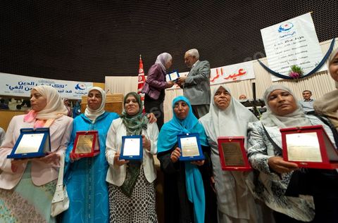 13 août 2011 : Rached Ghannouchi remet des décorations aux femmes militantes qui ont fait de la prison sous Ben Ali pour défendre la cause de l'islamisme politique à la Commération par le parti Ennahda de la Fête de la Femme et du Code du Statut personnel tunisien au Palais des Congrés de Tunis, avec discours de Farida Laabidi, militante, de Rached Ghannouchi, fondateur et chef du parti Ennahda, ainsi que Psycho-M, rappeur fortement engagé dans ses propos islamistes. Rached Ghannouchi annonce la volonté de ne pas inscrire la polygamie dasn la prochaine élection, la Tunisie n'ayant pas les moyens pour cela ...