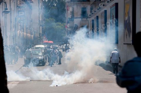 15 août 2011 : suite à plusieurs manifestations autorisées et non autorisées au centre de Tunis, des affrontements ont éclatés sur le haut et dans les ruelles voisinants l'avenue Habib Bourguiba entre émeutiers et policiers. Jets de pierres contre grenades lacrymogès depuis 11 h du matin et toute l'après midi. Les manifestations appelaient, dans le cadre de la commémoration de la revolution du 14 janvier, sous le slogan : fidèles aux âmes des martyrs et pour la réalisation des objectifs de la révolution". 