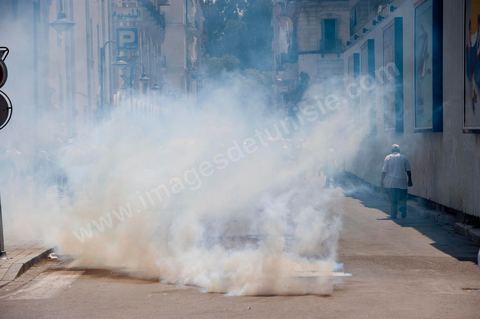 15 août 2011 : suite à plusieurs manifestations autorisées et non autorisées au centre de Tunis, des affrontements ont éclatés sur le haut et dans les ruelles voisinants l'avenue Habib Bourguiba entre émeutiers et policiers. Jets de pierres contre grenades lacrymogès depuis 11 h du matin et toute l'après midi. Les manifestations appelaient, dans le cadre de la commémoration de la revolution du 14 janvier, sous le slogan : fidèles aux âmes des martyrs et pour la réalisation des objectifs de la révolution". 