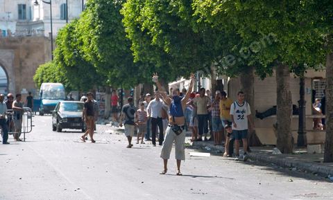 15 août 2011 : suite à plusieurs manifestations autorisées et non autorisées au centre de Tunis, des affrontements ont éclatés sur le haut et dans les ruelles voisinants l'avenue Habib Bourguiba entre émeutiers et policiers. Jets de pierres contre grenades lacrymogès depuis 11 h du matin et toute l'après midi. Les manifestations appelaient, dans le cadre de la commémoration de la revolution du 14 janvier, sous le slogan : fidèles aux âmes des martyrs et pour la réalisation des objectifs de la révolution". 
