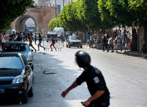 15 août 2011 : suite à plusieurs manifestations autorisées et non autorisées au centre de Tunis, des affrontements ont éclatés sur le haut et dans les ruelles voisinants l'avenue Habib Bourguiba entre émeutiers et policiers. Jets de pierres contre grenades lacrymogès depuis 11 h du matin et toute l'après midi. Les manifestations appelaient, dans le cadre de la commémoration de la revolution du 14 janvier, sous le slogan : fidèles aux âmes des martyrs et pour la réalisation des objectifs de la révolution". 