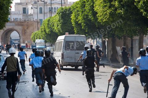 15 août 2011 : suite à plusieurs manifestations autorisées et non autorisées au centre de Tunis, des affrontements ont éclatés sur le haut et dans les ruelles voisinants l'avenue Habib Bourguiba entre émeutiers et policiers. Jets de pierres contre grenades lacrymogès depuis 11 h du matin et toute l'après midi. Les manifestations appelaient, dans le cadre de la commémoration de la revolution du 14 janvier, sous le slogan : fidèles aux âmes des martyrs et pour la réalisation des objectifs de la révolution". 