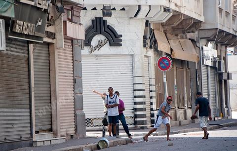 15 août 2011 : suite à plusieurs manifestations autorisées et non autorisées au centre de Tunis, des affrontements ont éclatés sur le haut et dans les ruelles voisinants l'avenue Habib Bourguiba entre émeutiers et policiers. Jets de pierres contre grenades lacrymogès depuis 11 h du matin et toute l'après midi. Les manifestations appelaient, dans le cadre de la commémoration de la revolution du 14 janvier, sous le slogan : fidèles aux âmes des martyrs et pour la réalisation des objectifs de la révolution". 