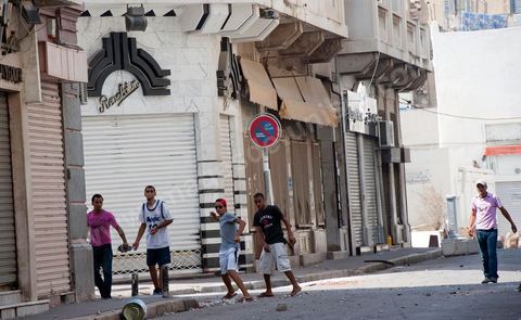 15 août 2011 : suite à plusieurs manifestations autorisées et non autorisées au centre de Tunis, des affrontements ont éclatés sur le haut et dans les ruelles voisinants l'avenue Habib Bourguiba entre émeutiers et policiers. Jets de pierres contre grenades lacrymogès depuis 11 h du matin et toute l'après midi. Les manifestations appelaient, dans le cadre de la commémoration de la revolution du 14 janvier, sous le slogan : fidèles aux âmes des martyrs et pour la réalisation des objectifs de la révolution". 