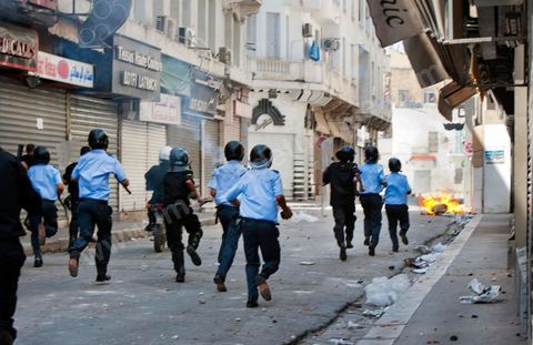 15 août 2011 : suite à plusieurs manifestations autorisées et non autorisées au centre de Tunis, des affrontements ont éclatés sur le haut et dans les ruelles voisinants l'avenue Habib Bourguiba entre émeutiers et policiers. Jets de pierres contre grenades lacrymogès depuis 11 h du matin et toute l'après midi. Les manifestations appelaient, dans le cadre de la commémoration de la revolution du 14 janvier, sous le slogan : fidèles aux âmes des martyrs et pour la réalisation des objectifs de la révolution". 