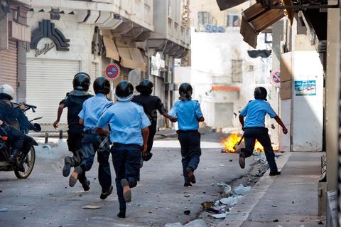15 août 2011 : suite à plusieurs manifestations autorisées et non autorisées au centre de Tunis, des affrontements ont éclatés sur le haut et dans les ruelles voisinants l'avenue Habib Bourguiba entre émeutiers et policiers. Jets de pierres contre grenades lacrymogès depuis 11 h du matin et toute l'après midi. Les manifestations appelaient, dans le cadre de la commémoration de la revolution du 14 janvier, sous le slogan : fidèles aux âmes des martyrs et pour la réalisation des objectifs de la révolution". 