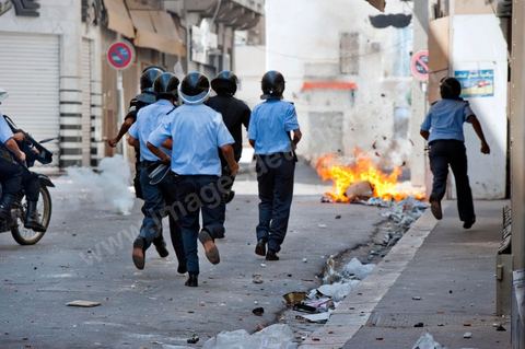 15 août 2011 : suite à plusieurs manifestations autorisées et non autorisées au centre de Tunis, des affrontements ont éclatés sur le haut et dans les ruelles voisinants l'avenue Habib Bourguiba entre émeutiers et policiers. Jets de pierres contre grenades lacrymogès depuis 11 h du matin et toute l'après midi. Les manifestations appelaient, dans le cadre de la commémoration de la revolution du 14 janvier, sous le slogan : fidèles aux âmes des martyrs et pour la réalisation des objectifs de la révolution". 