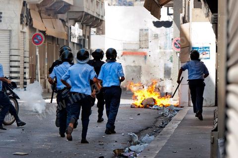 15 août 2011 : suite à plusieurs manifestations autorisées et non autorisées au centre de Tunis, des affrontements ont éclatés sur le haut et dans les ruelles voisinants l'avenue Habib Bourguiba entre émeutiers et policiers. Jets de pierres contre grenades lacrymogès depuis 11 h du matin et toute l'après midi. Les manifestations appelaient, dans le cadre de la commémoration de la revolution du 14 janvier, sous le slogan : fidèles aux âmes des martyrs et pour la réalisation des objectifs de la révolution". 
