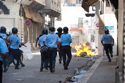 15 août 2011 : suite à plusieurs manifestations autorisées et non autorisées au centre de Tunis, des affrontements ont éclatés sur le haut et dans les ruelles voisinants l'avenue Habib Bourguiba entre émeutiers et policiers. Jets de pierres contre grenades lacrymogès depuis 11 h du matin et toute l'après midi. Les manifestations appelaient, dans le cadre de la commémoration de la revolution du 14 janvier, sous le slogan : fidèles aux âmes des martyrs et pour la réalisation des objectifs de la révolution". 
