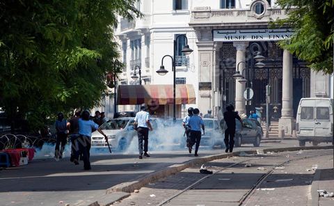 15 août 2011 : suite à plusieurs manifestations autorisées et non autorisées au centre de Tunis, des affrontements ont éclatés sur le haut et dans les ruelles voisinants l'avenue Habib Bourguiba entre émeutiers et policiers. Jets de pierres contre grenades lacrymogès depuis 11 h du matin et toute l'après midi. Les manifestations appelaient, dans le cadre de la commémoration de la revolution du 14 janvier, sous le slogan : fidèles aux âmes des martyrs et pour la réalisation des objectifs de la révolution". 