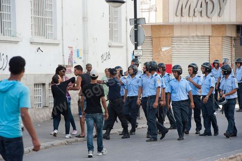 15 août 2011 : suite à plusieurs manifestations autorisées et non autorisées au centre de Tunis, des affrontements ont éclatés sur le haut et dans les ruelles voisinants l'avenue Habib Bourguiba entre émeutiers et policiers. Jets de pierres contre grenades lacrymogès depuis 11 h du matin et toute l'après midi. Les manifestations appelaient, dans le cadre de la commémoration de la revolution du 14 janvier, sous le slogan : fidèles aux âmes des martyrs et pour la réalisation des objectifs de la révolution". 