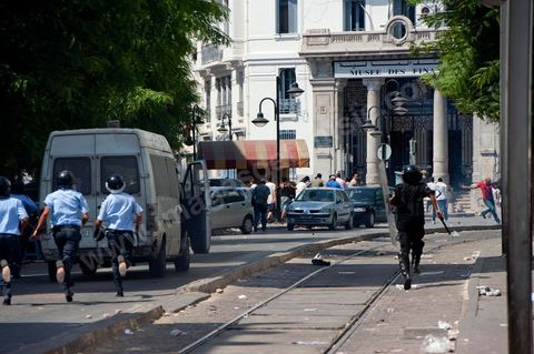 15 août 2011 : suite à plusieurs manifestations autorisées et non autorisées au centre de Tunis, des affrontements ont éclatés sur le haut et dans les ruelles voisinants l'avenue Habib Bourguiba entre émeutiers et policiers. Jets de pierres contre grenades lacrymogès depuis 11 h du matin et toute l'après midi. Les manifestations appelaient, dans le cadre de la commémoration de la revolution du 14 janvier, sous le slogan : fidèles aux âmes des martyrs et pour la réalisation des objectifs de la révolution". 