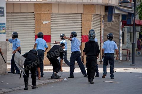 15 août 2011 : suite à plusieurs manifestations autorisées et non autorisées au centre de Tunis, des affrontements ont éclatés sur le haut et dans les ruelles voisinants l'avenue Habib Bourguiba entre émeutiers et policiers. Jets de pierres contre grenades lacrymogès depuis 11 h du matin et toute l'après midi. Les manifestations appelaient, dans le cadre de la commémoration de la revolution du 14 janvier, sous le slogan : fidèles aux âmes des martyrs et pour la réalisation des objectifs de la révolution". 
