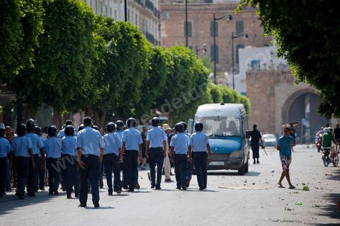 15 août 2011 : suite à plusieurs manifestations autorisées et non autorisées au centre de Tunis, des affrontements ont éclatés sur le haut et dans les ruelles voisinants l'avenue Habib Bourguiba entre émeutiers et policiers. Jets de pierres contre grenades lacrymogès depuis 11 h du matin et toute l'après midi. Les manifestations appelaient, dans le cadre de la commémoration de la revolution du 14 janvier, sous le slogan : fidèles aux âmes des martyrs et pour la réalisation des objectifs de la révolution". 