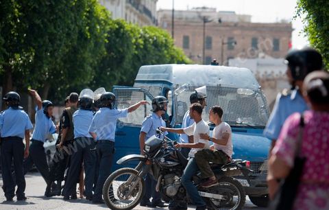 15 août 2011 : suite à plusieurs manifestations autorisées et non autorisées au centre de Tunis, des affrontements ont éclatés sur le haut et dans les ruelles voisinants l'avenue Habib Bourguiba entre émeutiers et policiers. Jets de pierres contre grenades lacrymogès depuis 11 h du matin et toute l'après midi. Les manifestations appelaient, dans le cadre de la commémoration de la revolution du 14 janvier, sous le slogan : fidèles aux âmes des martyrs et pour la réalisation des objectifs de la révolution". 