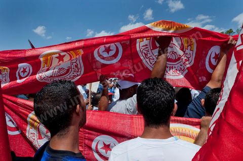 15 août 2011 : L'Union Générale Tunisienne du Travail a organisé une marche de protestation ''pour la réalisation des objectifs de la révolution et en mémoire des martyrs'' qui a débuté lundi 15 août 2011 à midi devant la bourse du travail à Tunis avant de parcourir l'avenue Mohamed V et de se disperser devant la place des droits de l'Homme.Ont participé à cette marche, les structures régionales et locales de base de l'Union, des partis politiques, des personnalités nationales, des composantes de la société civile, des intellectuels et des artistes.Les manifestants ont exprimé des revendications à caractère social et politique exigeant notamment le départ du Gouvernement de transition et de demander des comptes aux symboles de la corruption, notamment par une restitution des avoirs du peuple, spoliés par la famille du président déchu, la réforme de la Justice et l'emploi aux chômeurs.Les manifestants ont dénoncé la hausse des prix et appelé au respect des principes de la révolution et à la fidélité au sang des martyrs.La marche a été marquée par un arrêt symbolique devant le siège de l'ancien Rassemblement Constitutionnel Démocratique dissous."La Tunisie libre et les voleurs dehors", "Peuple, révolte-toi contre les restants de la dictature", "Pas de liberté, pas de retour, pour les bandes du destour" ont scandé les manifestants.