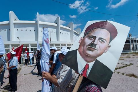 15 août 2011 : L'Union Générale Tunisienne du Travail a organisé une marche de protestation ''pour la réalisation des objectifs de la révolution et en mémoire des martyrs'' qui a débuté lundi 15 août 2011 à midi devant la bourse du travail à Tunis avant de parcourir l'avenue Mohamed V et de se disperser devant la place des droits de l'Homme.Ont participé à cette marche, les structures régionales et locales de base de l'Union, des partis politiques, des personnalités nationales, des composantes de la société civile, des intellectuels et des artistes.Les manifestants ont exprimé des revendications à caractère social et politique exigeant notamment le départ du Gouvernement de transition et de demander des comptes aux symboles de la corruption, notamment par une restitution des avoirs du peuple, spoliés par la famille du président déchu, la réforme de la Justice et l'emploi aux chômeurs.Les manifestants ont dénoncé la hausse des prix et appelé au respect des principes de la révolution et à la fidélité au sang des martyrs.La marche a été marquée par un arrêt symbolique devant le siège de l'ancien Rassemblement Constitutionnel Démocratique dissous."La Tunisie libre et les voleurs dehors", "Peuple, révolte-toi contre les restants de la dictature", "Pas de liberté, pas de retour, pour les bandes du destour" ont scandé les manifestants.