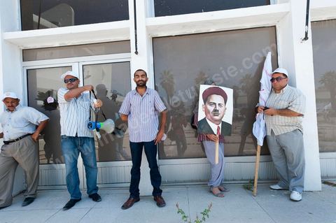 15 août 2011 : L'Union Générale Tunisienne du Travail a organisé une marche de protestation ''pour la réalisation des objectifs de la révolution et en mémoire des martyrs'' qui a débuté lundi 15 août 2011 à midi devant la bourse du travail à Tunis avant de parcourir l'avenue Mohamed V et de se disperser devant la place des droits de l'Homme.Ont participé à cette marche, les structures régionales et locales de base de l'Union, des partis politiques, des personnalités nationales, des composantes de la société civile, des intellectuels et des artistes.Les manifestants ont exprimé des revendications à caractère social et politique exigeant notamment le départ du Gouvernement de transition et de demander des comptes aux symboles de la corruption, notamment par une restitution des avoirs du peuple, spoliés par la famille du président déchu, la réforme de la Justice et l'emploi aux chômeurs.Les manifestants ont dénoncé la hausse des prix et appelé au respect des principes de la révolution et à la fidélité au sang des martyrs.La marche a été marquée par un arrêt symbolique devant le siège de l'ancien Rassemblement Constitutionnel Démocratique dissous."La Tunisie libre et les voleurs dehors", "Peuple, révolte-toi contre les restants de la dictature", "Pas de liberté, pas de retour, pour les bandes du destour" ont scandé les manifestants.