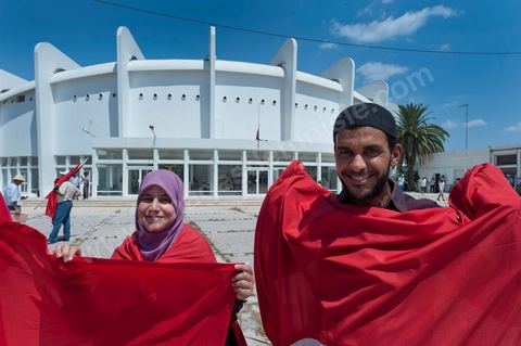 15 août 2011 : L'Union Générale Tunisienne du Travail a organisé une marche de protestation ''pour la réalisation des objectifs de la révolution et en mémoire des martyrs'' qui a débuté lundi 15 août 2011 à midi devant la bourse du travail à Tunis avant de parcourir l'avenue Mohamed V et de se disperser devant la place des droits de l'Homme.Ont participé à cette marche, les structures régionales et locales de base de l'Union, des partis politiques, des personnalités nationales, des composantes de la société civile, des intellectuels et des artistes.Les manifestants ont exprimé des revendications à caractère social et politique exigeant notamment le départ du Gouvernement de transition et de demander des comptes aux symboles de la corruption, notamment par une restitution des avoirs du peuple, spoliés par la famille du président déchu, la réforme de la Justice et l'emploi aux chômeurs.Les manifestants ont dénoncé la hausse des prix et appelé au respect des principes de la révolution et à la fidélité au sang des martyrs.La marche a été marquée par un arrêt symbolique devant le siège de l'ancien Rassemblement Constitutionnel Démocratique dissous."La Tunisie libre et les voleurs dehors", "Peuple, révolte-toi contre les restants de la dictature", "Pas de liberté, pas de retour, pour les bandes du destour" ont scandé les manifestants.