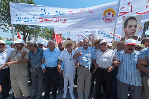 15 août 2011 : Abdessalem JRAD, Secrétaire Général de l'UGGT et Ahmed BRAHIM, secrétaire général du Parti démocrate Ettajdid à la mamif de l'UGGT. L'Union Générale Tunisienne du Travail a organisé une marche de protestation ''pour la réalisation des objectifs de la révolution et en mémoire des martyrs'' qui a débuté lundi 15 août 2011 à midi devant la bourse du travail à Tunis avant de parcourir l'avenue Mohamed V et de se disperser devant la place des droits de l'Homme.Ont participé à cette marche, les structures régionales et locales de base de l'Union, des partis politiques, des personnalités nationales, des composantes de la société civile, des intellectuels et des artistes.Les manifestants ont exprimé des revendications à caractère social et politique exigeant notamment le départ du Gouvernement de transition et de demander des comptes aux symboles de la corruption, notamment par une restitution des avoirs du peuple, spoliés par la famille du président déchu, la réforme de la Justice et l'emploi aux chômeurs.Les manifestants ont dénoncé la hausse des prix et appelé au respect des principes de la révolution et à la fidélité au sang des martyrs.La marche a été marquée par un arrêt symbolique devant le siège de l'ancien Rassemblement Constitutionnel Démocratique dissous."La Tunisie libre et les voleurs dehors", "Peuple, révolte-toi contre les restants de la dictature", "Pas de liberté, pas de retour, pour les bandes du destour" ont scandé les manifestants.