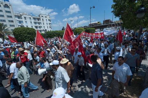 15 août 2011 : L'Union Générale Tunisienne du Travail a organisé une marche de protestation ''pour la réalisation des objectifs de la révolution et en mémoire des martyrs'' qui a débuté lundi 15 août 2011 à midi devant la bourse du travail à Tunis avant de parcourir l'avenue Mohamed V et de se disperser devant la place des droits de l'Homme.Ont participé à cette marche, les structures régionales et locales de base de l'Union, des partis politiques, des personnalités nationales, des composantes de la société civile, des intellectuels et des artistes.Les manifestants ont exprimé des revendications à caractère social et politique exigeant notamment le départ du Gouvernement de transition et de demander des comptes aux symboles de la corruption, notamment par une restitution des avoirs du peuple, spoliés par la famille du président déchu, la réforme de la Justice et l'emploi aux chômeurs.Les manifestants ont dénoncé la hausse des prix et appelé au respect des principes de la révolution et à la fidélité au sang des martyrs.La marche a été marquée par un arrêt symbolique devant le siège de l'ancien Rassemblement Constitutionnel Démocratique dissous."La Tunisie libre et les voleurs dehors", "Peuple, révolte-toi contre les restants de la dictature", "Pas de liberté, pas de retour, pour les bandes du destour" ont scandé les manifestants.