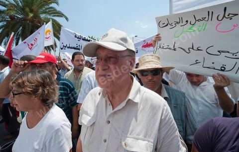 15 août 2011 : Mustapha Ben Jaafar, Secrétaire Genéral du Forum démocratique pour le travail et les libertés (FDTL) à la manif de l'UGTT. L'Union Générale Tunisienne du Travail a organisé une marche de protestation ''pour la réalisation des objectifs de la révolution et en mémoire des martyrs'' qui a débuté lundi 15 août 2011 à midi devant la bourse du travail à Tunis avant de parcourir l'avenue Mohamed V et de se disperser devant la place des droits de l'Homme.Ont participé à cette marche, les structures régionales et locales de base de l'Union, des partis politiques, des personnalités nationales, des composantes de la société civile, des intellectuels et des artistes.Les manifestants ont exprimé des revendications à caractère social et politique exigeant notamment le départ du Gouvernement de transition et de demander des comptes aux symboles de la corruption, notamment par une restitution des avoirs du peuple, spoliés par la famille du président déchu, la réforme de la Justice et l'emploi aux chômeurs.Les manifestants ont dénoncé la hausse des prix et appelé au respect des principes de la révolution et à la fidélité au sang des martyrs.La marche a été marquée par un arrêt symbolique devant le siège de l'ancien Rassemblement Constitutionnel Démocratique dissous."La Tunisie libre et les voleurs dehors", "Peuple, révolte-toi contre les restants de la dictature", "Pas de liberté, pas de retour, pour les bandes du destour" ont scandé les manifestants.