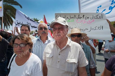 15 août 2011 : Mustapha Ben Jaafar, Secrétaire Genéral du Forum démocratique pour le travail et les libertés (FDTL) à la manif de l'UGTT. L'Union Générale Tunisienne du Travail a organisé une marche de protestation ''pour la réalisation des objectifs de la révolution et en mémoire des martyrs'' qui a débuté lundi 15 août 2011 à midi devant la bourse du travail à Tunis avant de parcourir l'avenue Mohamed V et de se disperser devant la place des droits de l'Homme.Ont participé à cette marche, les structures régionales et locales de base de l'Union, des partis politiques, des personnalités nationales, des composantes de la société civile, des intellectuels et des artistes.Les manifestants ont exprimé des revendications à caractère social et politique exigeant notamment le départ du Gouvernement de transition et de demander des comptes aux symboles de la corruption, notamment par une restitution des avoirs du peuple, spoliés par la famille du président déchu, la réforme de la Justice et l'emploi aux chômeurs.Les manifestants ont dénoncé la hausse des prix et appelé au respect des principes de la révolution et à la fidélité au sang des martyrs.La marche a été marquée par un arrêt symbolique devant le siège de l'ancien Rassemblement Constitutionnel Démocratique dissous."La Tunisie libre et les voleurs dehors", "Peuple, révolte-toi contre les restants de la dictature", "Pas de liberté, pas de retour, pour les bandes du destour" ont scandé les manifestants.