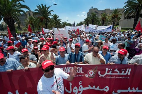 15 août 2011 : L'Union Générale Tunisienne du Travail a organisé une marche de protestation ''pour la réalisation des objectifs de la révolution et en mémoire des martyrs'' qui a débuté lundi 15 août 2011 à midi devant la bourse du travail à Tunis avant de parcourir l'avenue Mohamed V et de se disperser devant la place des droits de l'Homme.Ont participé à cette marche, les structures régionales et locales de base de l'Union, des partis politiques, des personnalités nationales, des composantes de la société civile, des intellectuels et des artistes.Les manifestants ont exprimé des revendications à caractère social et politique exigeant notamment le départ du Gouvernement de transition et de demander des comptes aux symboles de la corruption, notamment par une restitution des avoirs du peuple, spoliés par la famille du président déchu, la réforme de la Justice et l'emploi aux chômeurs.Les manifestants ont dénoncé la hausse des prix et appelé au respect des principes de la révolution et à la fidélité au sang des martyrs.La marche a été marquée par un arrêt symbolique devant le siège de l'ancien Rassemblement Constitutionnel Démocratique dissous."La Tunisie libre et les voleurs dehors", "Peuple, révolte-toi contre les restants de la dictature", "Pas de liberté, pas de retour, pour les bandes du destour" ont scandé les manifestants.