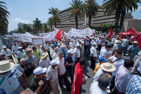 15 août 2011 : L'Union Générale Tunisienne du Travail a organisé une marche de protestation ''pour la réalisation des objectifs de la révolution et en mémoire des martyrs'' qui a débuté lundi 15 août 2011 à midi devant la bourse du travail à Tunis avant de parcourir l'avenue Mohamed V et de se disperser devant la place des droits de l'Homme.Ont participé à cette marche, les structures régionales et locales de base de l'Union, des partis politiques, des personnalités nationales, des composantes de la société civile, des intellectuels et des artistes.Les manifestants ont exprimé des revendications à caractère social et politique exigeant notamment le départ du Gouvernement de transition et de demander des comptes aux symboles de la corruption, notamment par une restitution des avoirs du peuple, spoliés par la famille du président déchu, la réforme de la Justice et l'emploi aux chômeurs.Les manifestants ont dénoncé la hausse des prix et appelé au respect des principes de la révolution et à la fidélité au sang des martyrs.La marche a été marquée par un arrêt symbolique devant le siège de l'ancien Rassemblement Constitutionnel Démocratique dissous."La Tunisie libre et les voleurs dehors", "Peuple, révolte-toi contre les restants de la dictature", "Pas de liberté, pas de retour, pour les bandes du destour" ont scandé les manifestants.